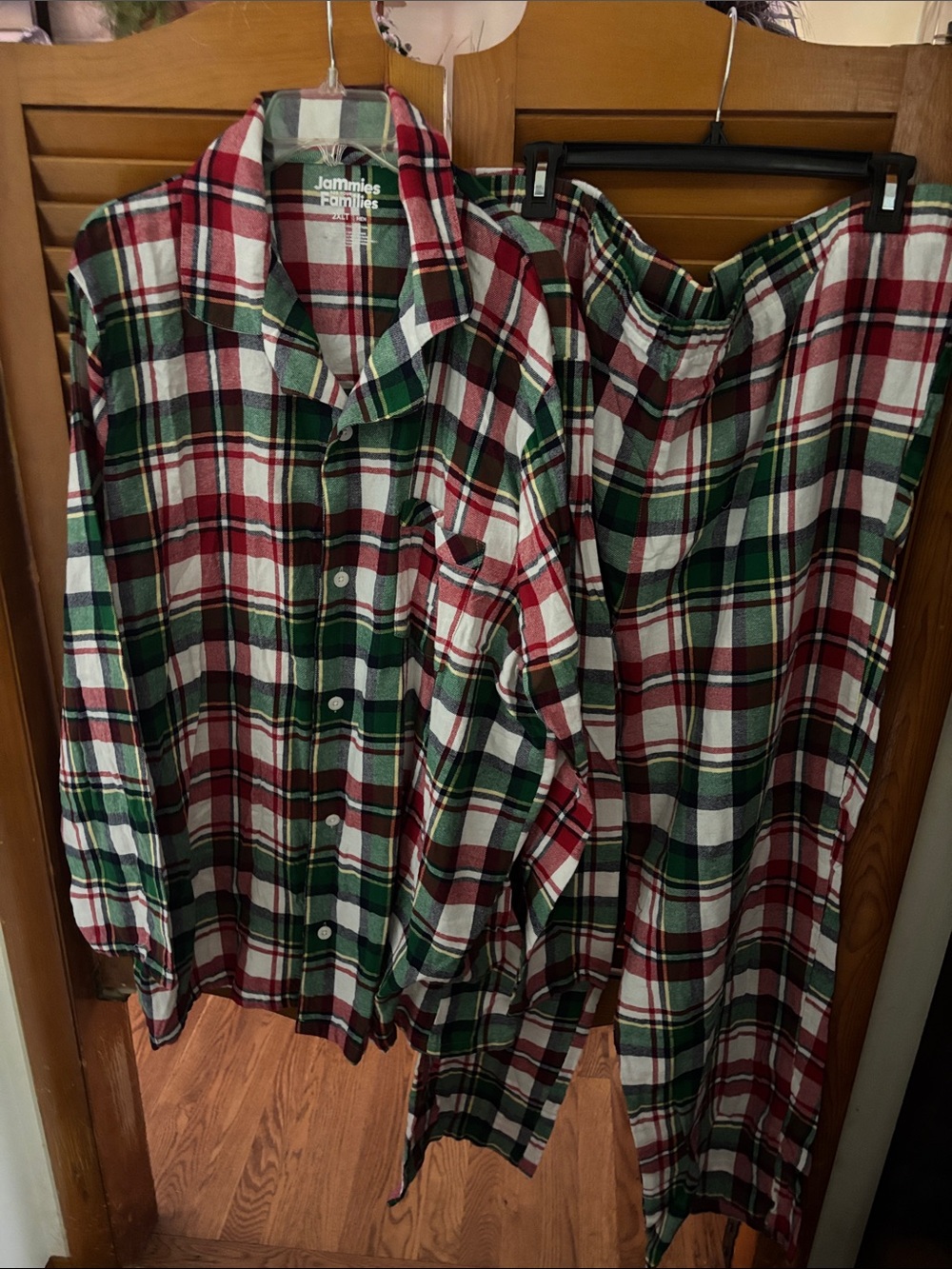 Jammies Families Menโs Red & Green Plaid Button-Down Shirt